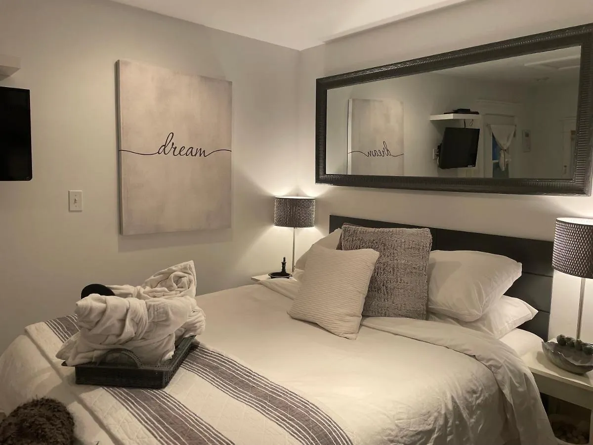 Amante Luxury Bed & Breakfast Langford 3*,  Canada